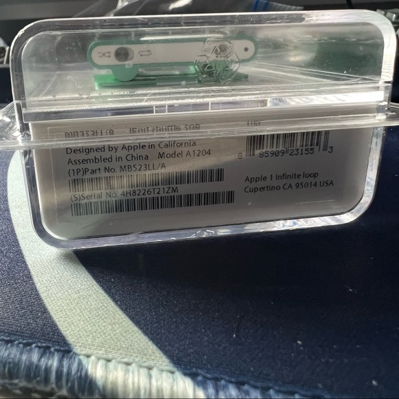 Apple 2nd Generation Genuine Apple  iPod Shuffle 2GB Green A1204 MB523LL/A Rare - Picture 3 of 3